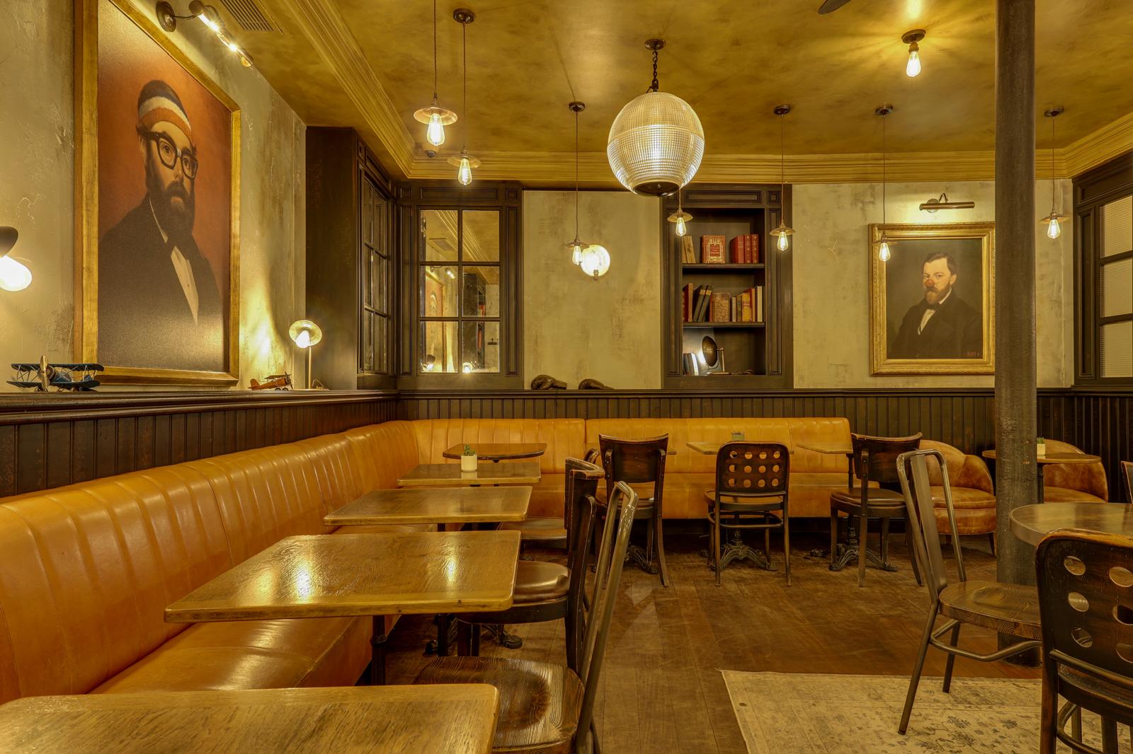 L'intérieur du Café Piou, banquette et lumière douce